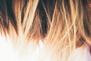 Cabelo com mechas em degradê do castanho ao loiro