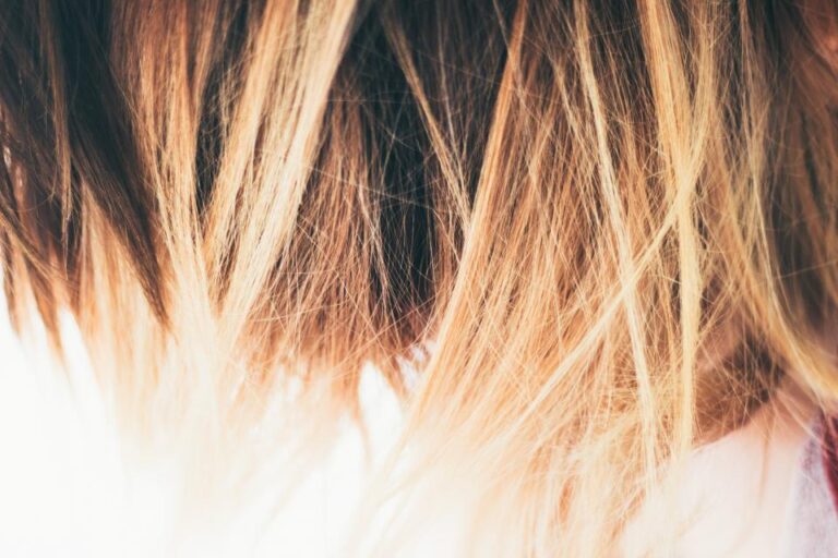 Como descolorir o cabelo em casa com segurança: o que dá para fazer e o que é serviço de salão