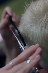 Corte de cabelo loiro platinado com tesoura