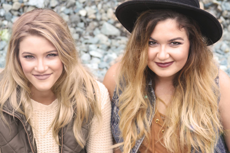 Duas amigas com cabelo loiro em degradê