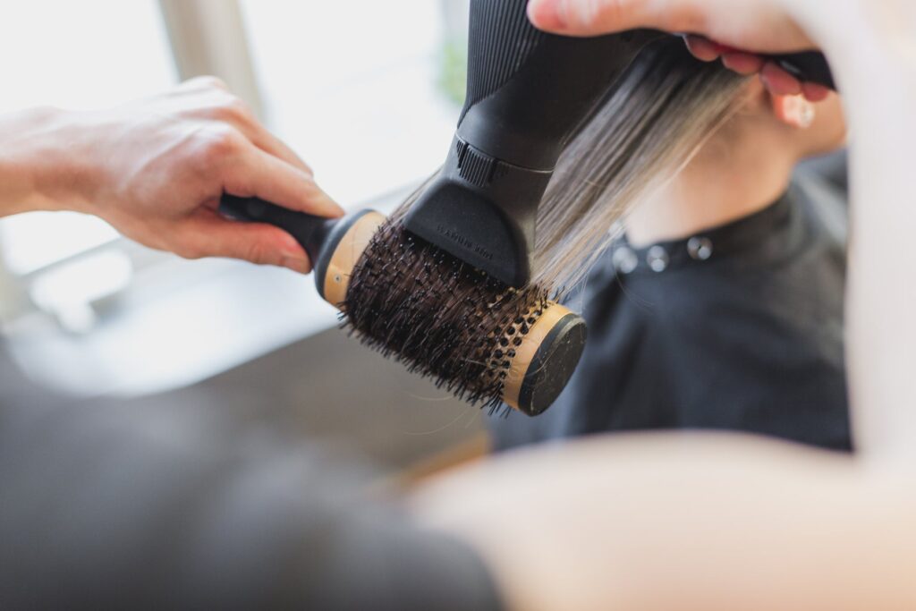 Como alisar o cabelo loiro sem desbotar: progressiva, escova e o que não pode