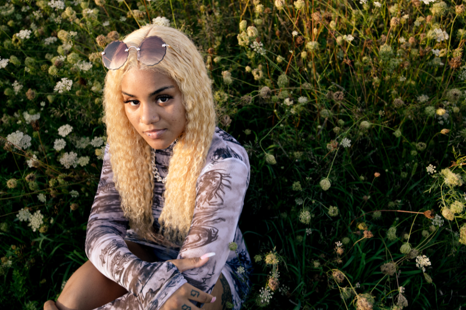 Mulher com cabelo loiro platinado cacheado