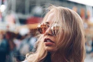 Mulher de cabelo loiro dourado ao vento
