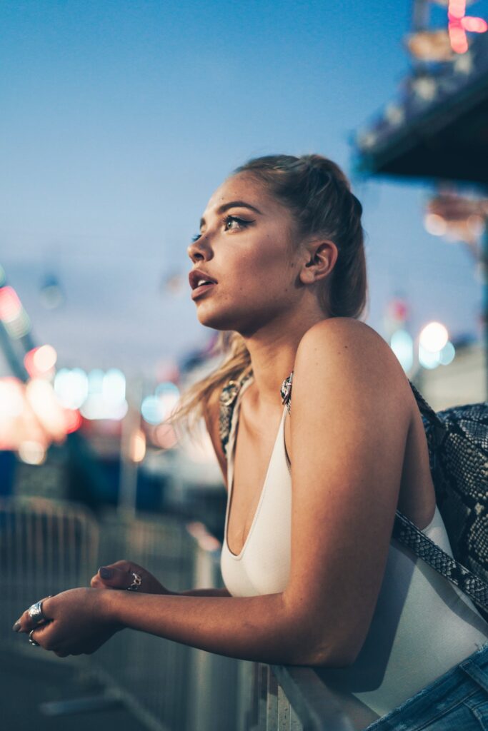 Mulher de perfil com o cabelo loiro preso